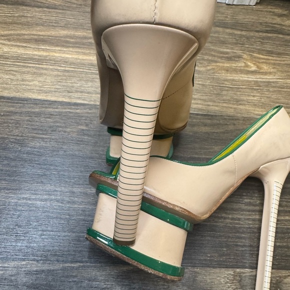 3/$30 Pollini Women's Green and Tan Peep Toe Heels - Picture 12 of 13